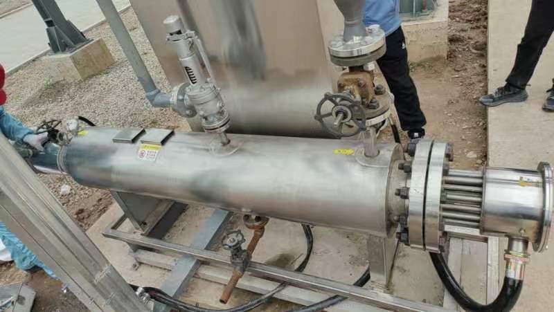 高溫蒸汽過熱器，設(shè)計(jì)壓力2.6MPA，設(shè)計(jì)溫度400℃，用于蒸汽二次過熱給反應(yīng)釜提供熱源