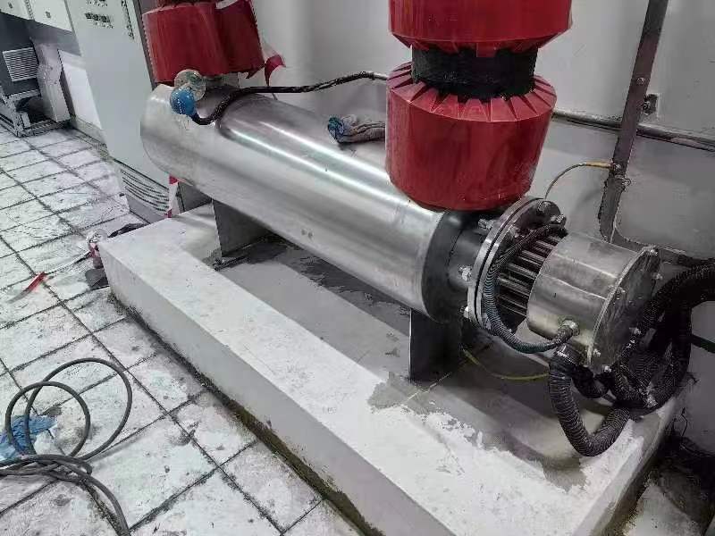 潤滑油加熱器，設(shè)計(jì)壓力1.0MPA，使用溫度60-80℃?？筛鶕?jù)流量與溫度升高值來調(diào)節(jié)加熱器功率，自動(dòng)恒溫控制